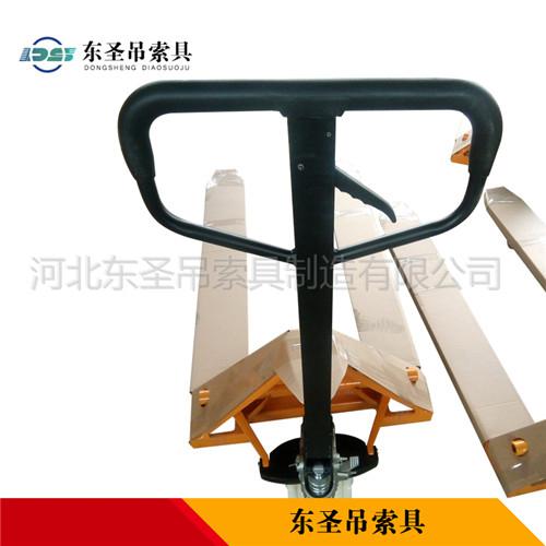 手動(dòng)叉車物資卸車應(yīng)用