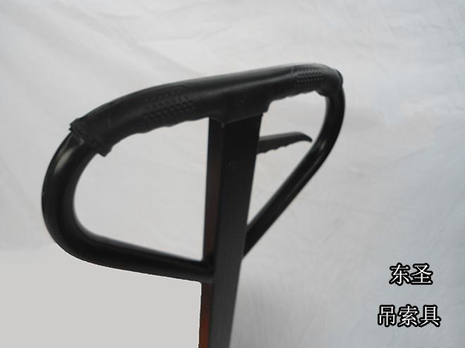 3噸手動叉車搬運飲料裝車