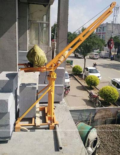 360度室外吊運機在農村進行吊裝