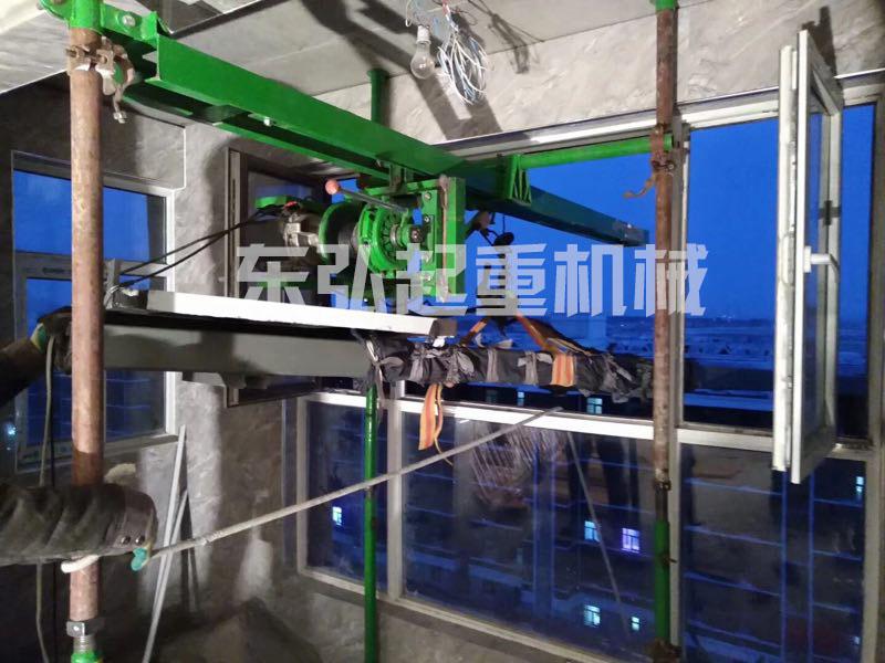 室內直滑式小吊機吊裝現場