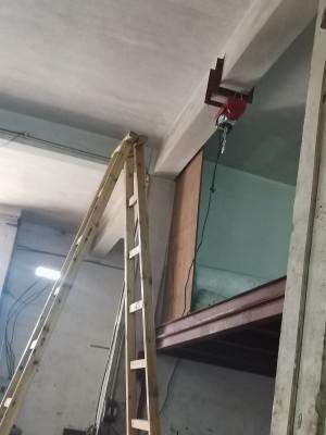 室內吊運水泥使用微型電動葫蘆