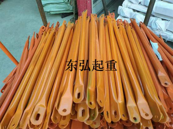 小型吊機底座上面的拉桿起到了支撐力