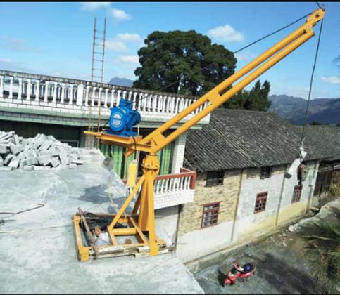 農(nóng)村平房吊裝物品在使用樓房小吊機進行操作